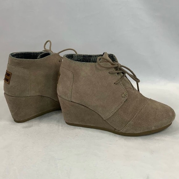 TOMS Desert Wedge Khaki Tan Suede Leather Booties Flannel Lined Size 6 W‎ - Picture 2 of 11